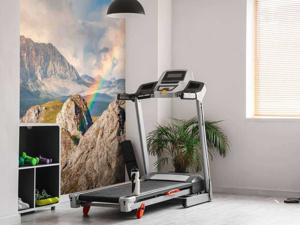 Regenbooglicht over ruige bergen