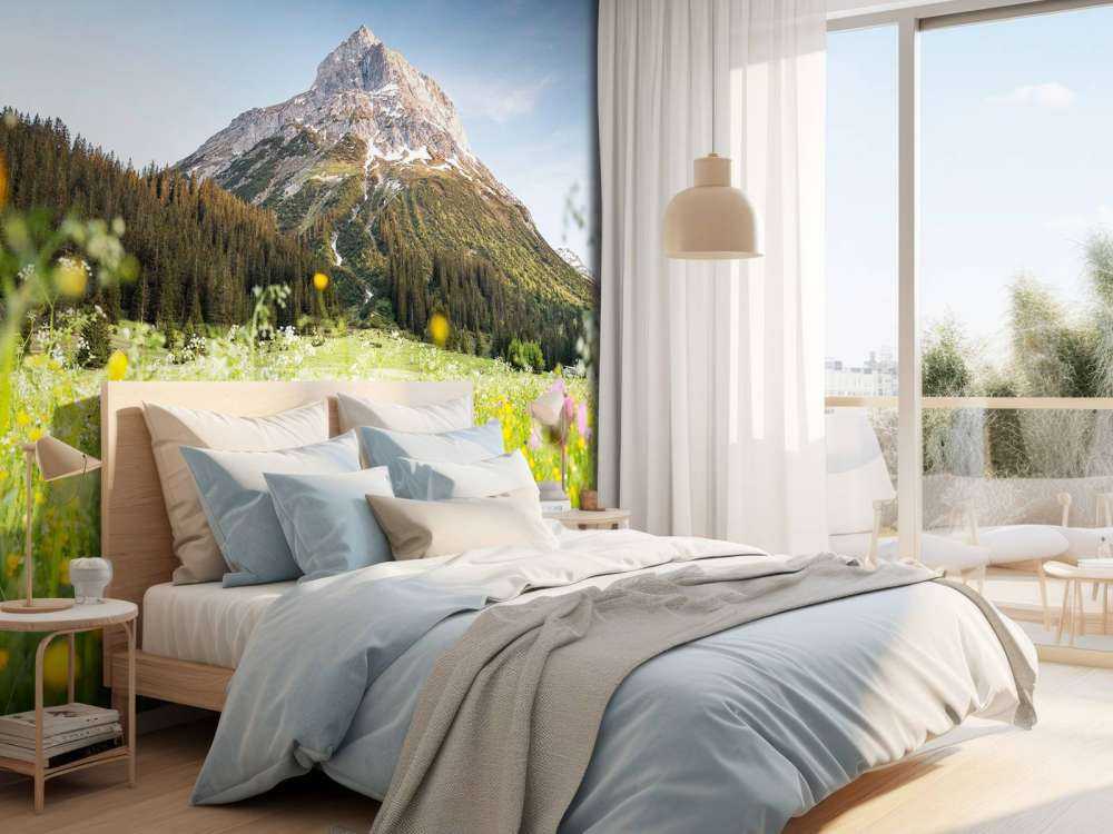 Bergtop boven bloemenweide