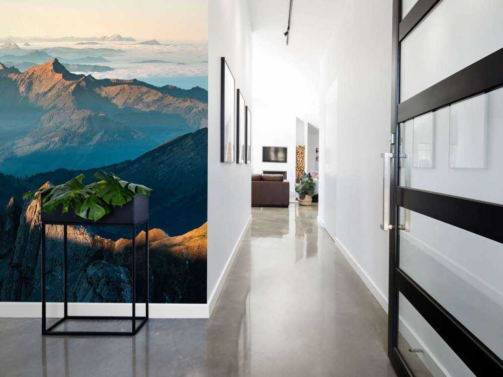 Bergketen in zachte ochtendschaduw