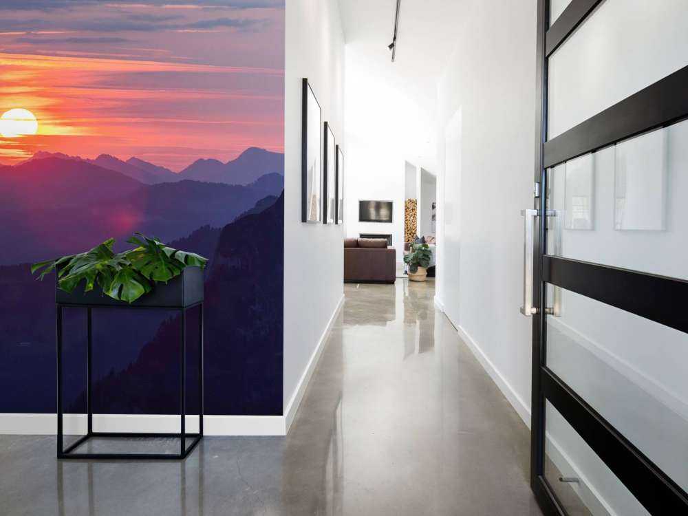 Zonsondergang boven paarse berglagen