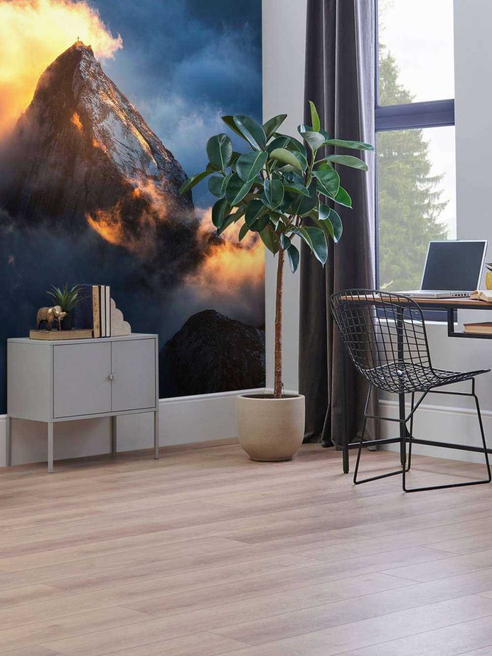 Bergkruis in vurige nevel