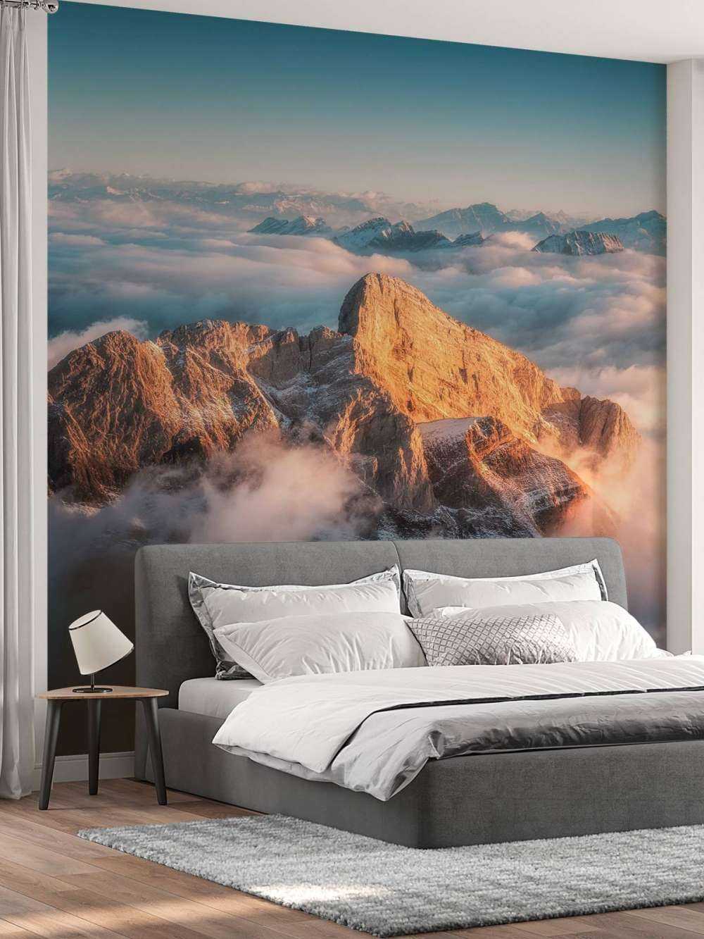 Gouden bergtop in ochtendmist