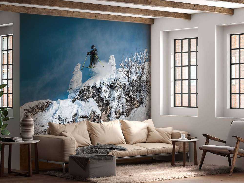 Freestyle skiër in besneeuwde bergwereld