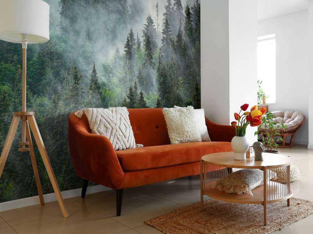 Mistig landschap met groene bomen