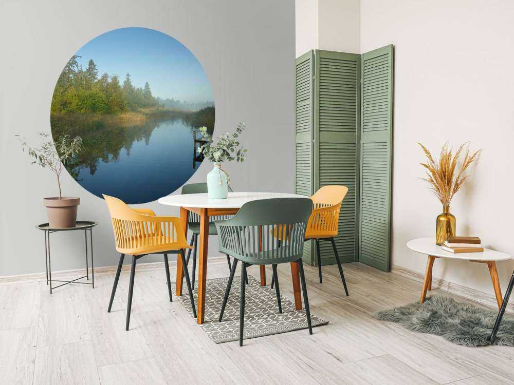 Houten steiger in het bos