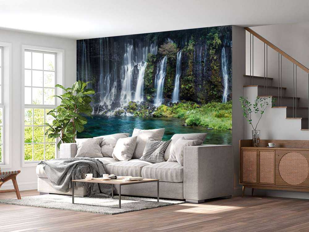 Watervalpanorama met turkoois blauw water
