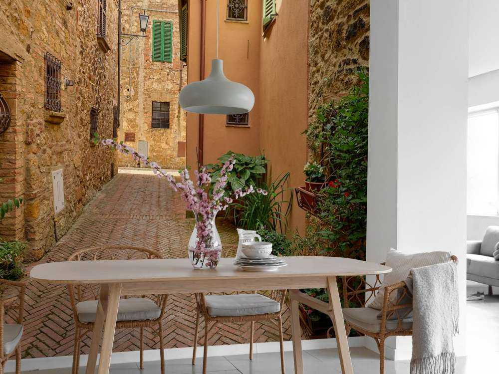 Straatje met planten en bloemen