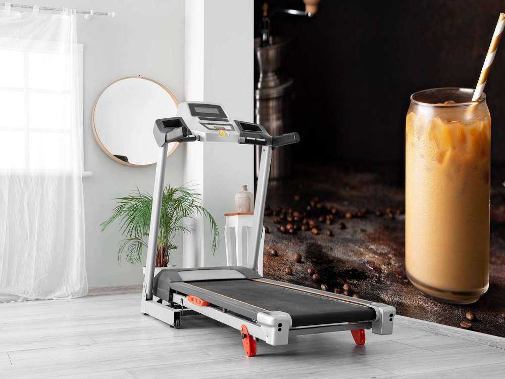 IJskoffie op een tafel vol koffiebonen