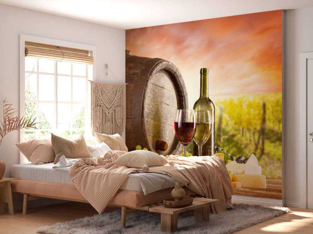 Wijngaard met wijn en kaas op de voorgrond