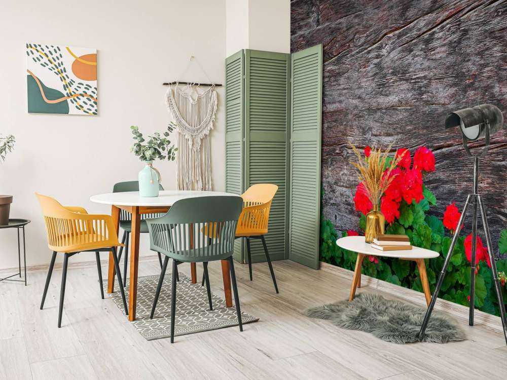 Verweerd hout met bloemen