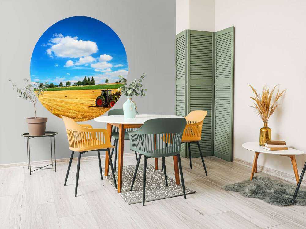 Tractor verplaatst hooibalen