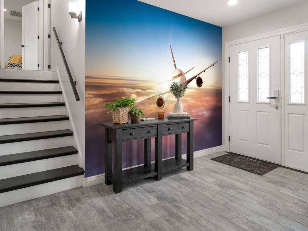 Vliegtuig boven de wolken bij zonsondergang