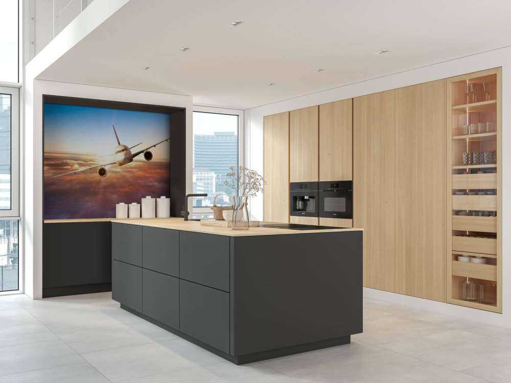 Vliegtuig boven de wolken bij zonsondergang