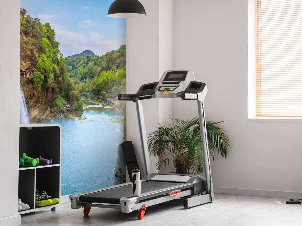 Rustgevende waterval naar een rivier