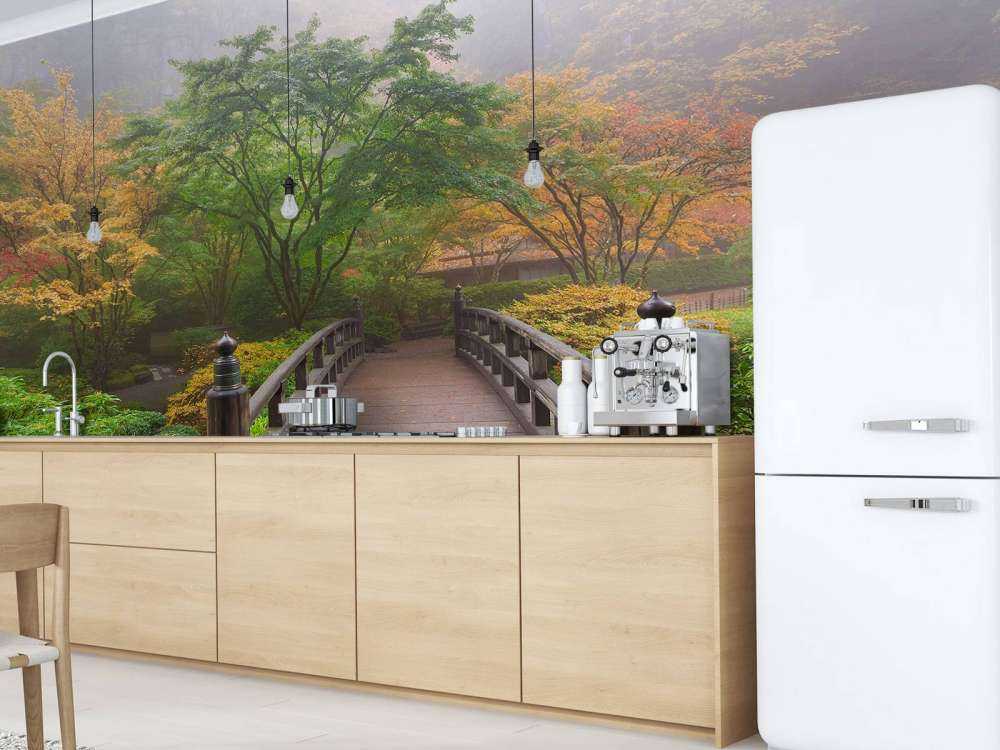 Houten brug in een Japanse tuin