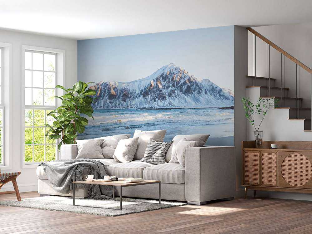 Grote ingesneeuwde rots in Noorwegen