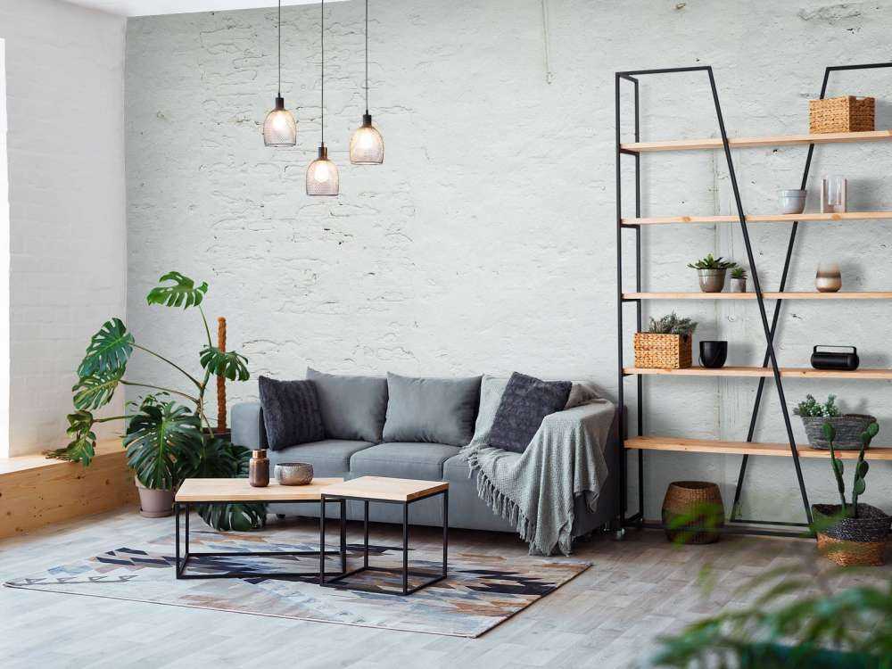 Muur met wit stucwerk en balk