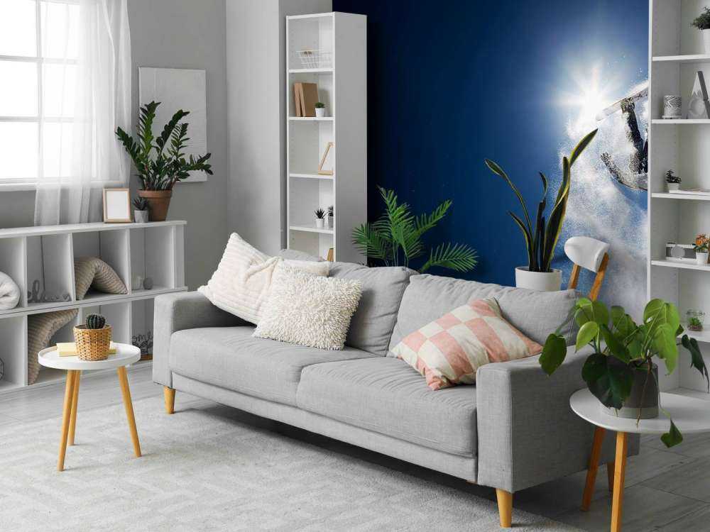 Snowboarder maakt een backflip