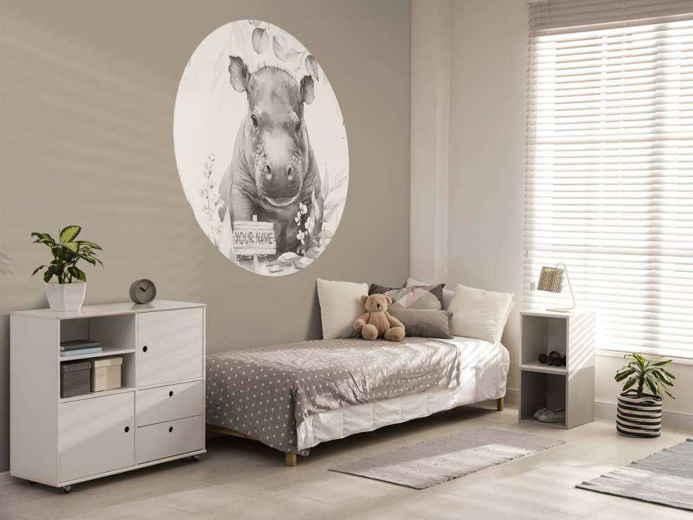 Baby nijlpaard in de bladeren beige