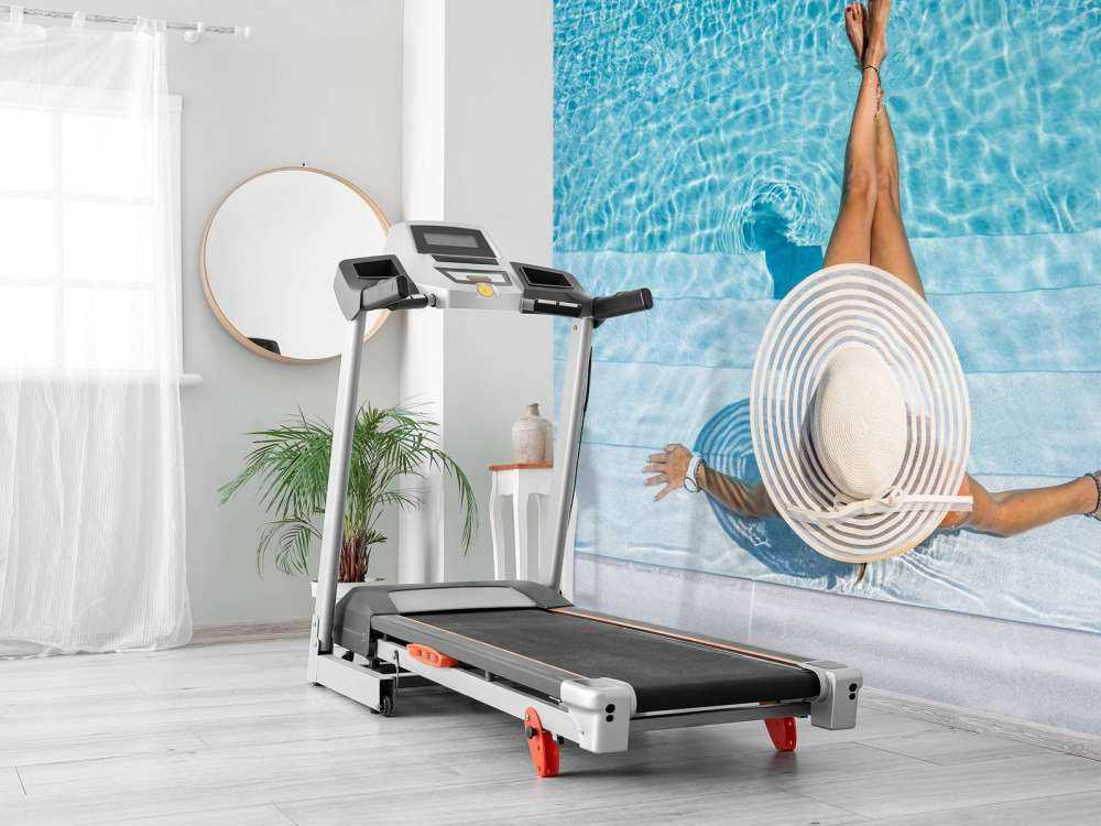 Vrouw bij het zwembad