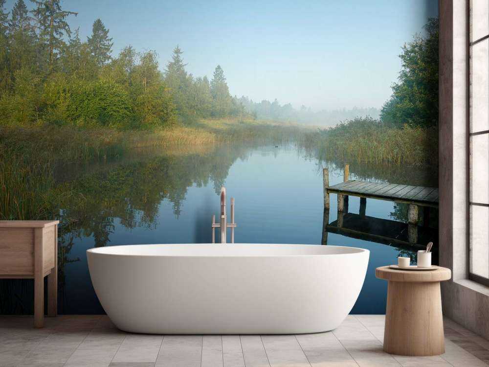 Houten steiger in het bos