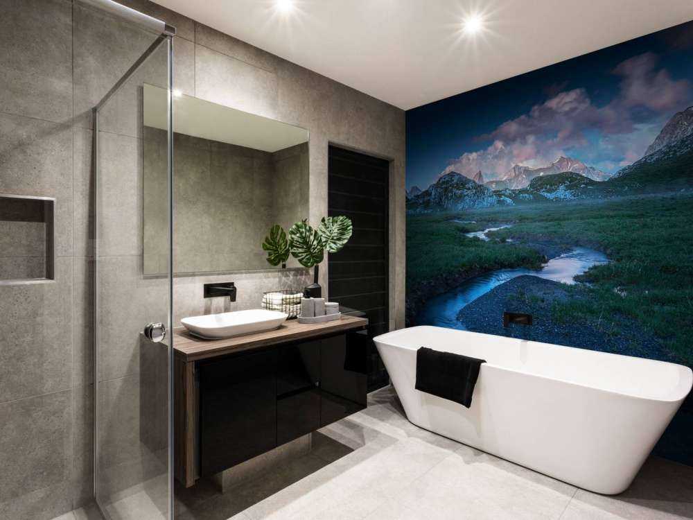 Avondlicht over bergvallei met beek