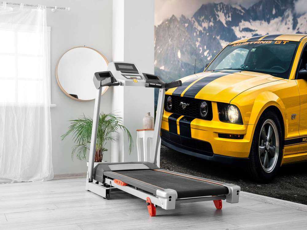 Gele mustang in berglandschap