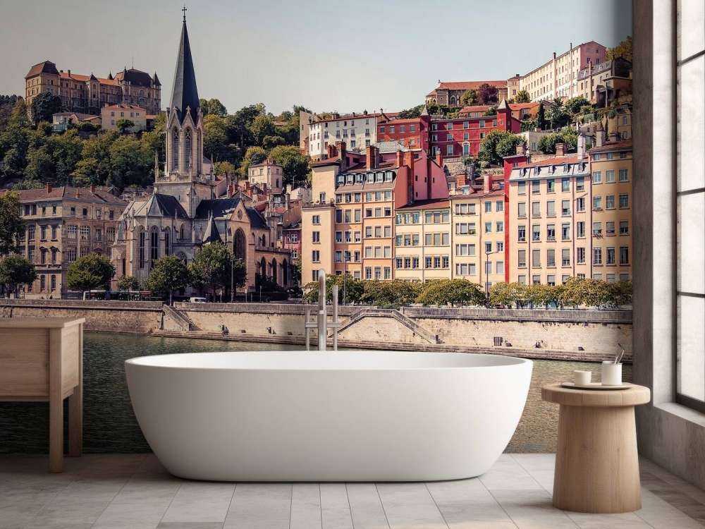 Zonnige stadsoever met pastelkleurige gevels