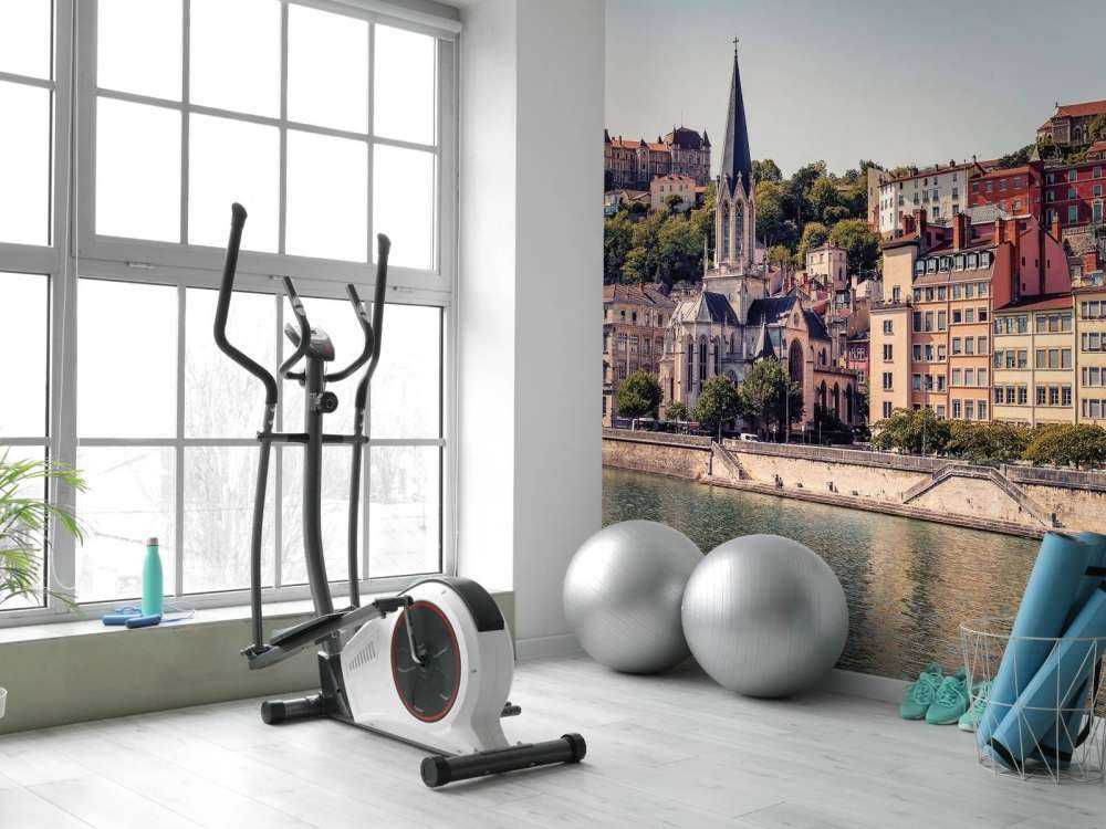 Zonnige stadsoever met pastelkleurige gevels