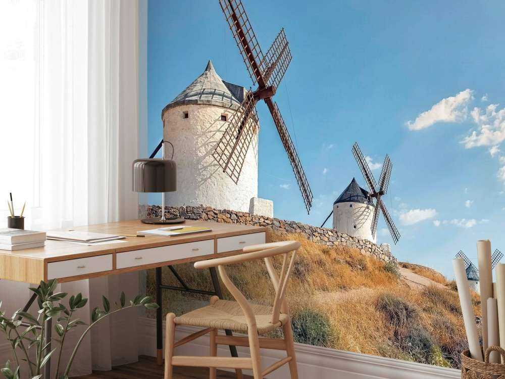 Zomerheuvel met witte windmolens