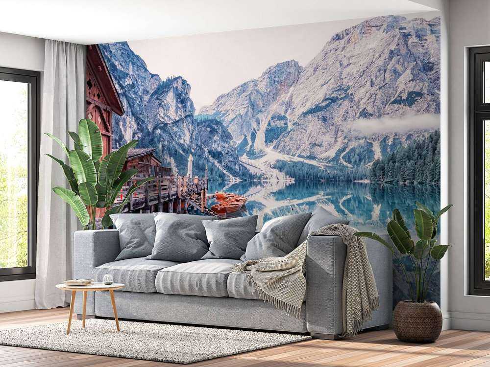 Bergmeer bij houten steiger