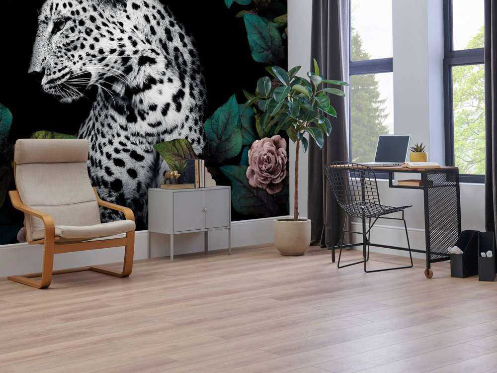 Luipaard tussen fluwelen bloemen