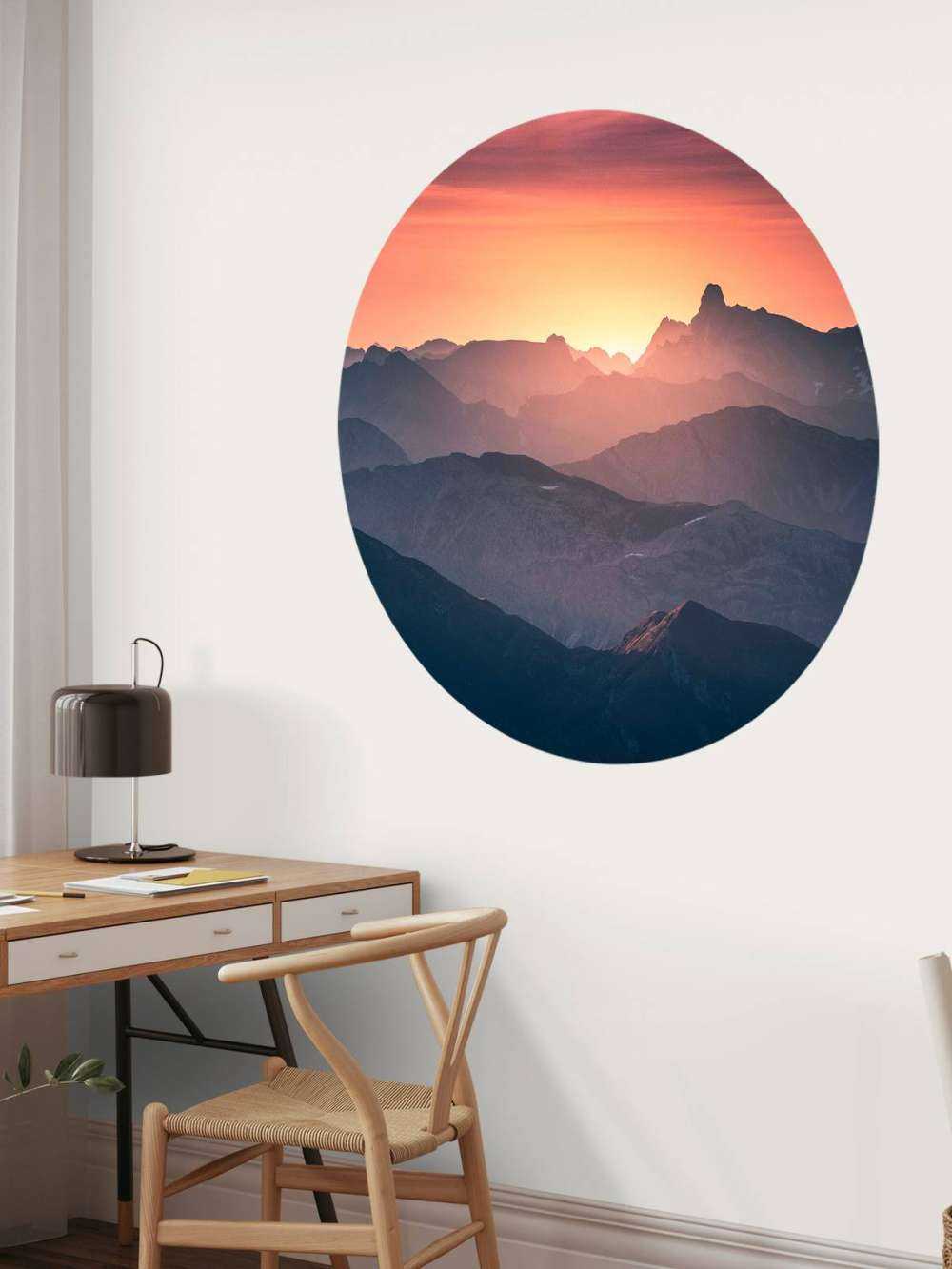 Zonsopkomst over paarse bergflanken