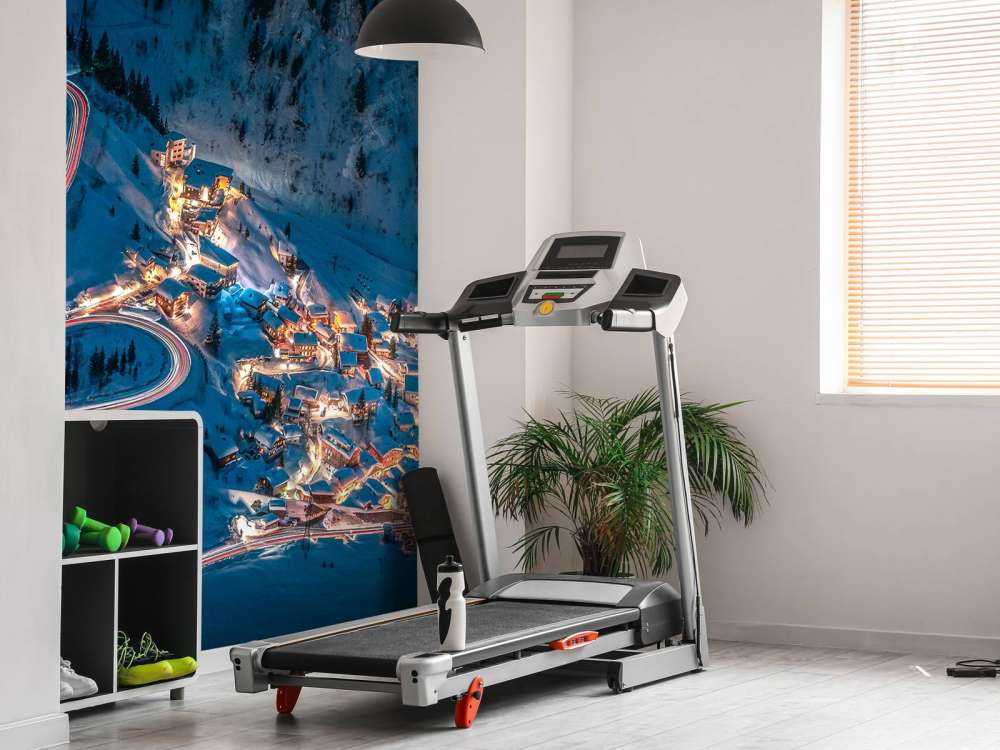 Verlicht bergdorp met slingerende bergweg