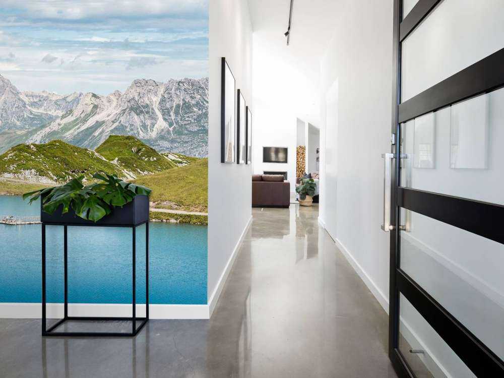 Helder bergmeer in zomervallei