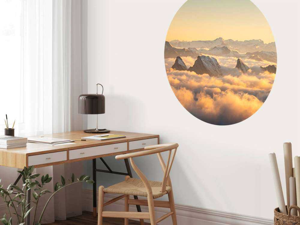 Bergpieken boven gouden wolkenzee