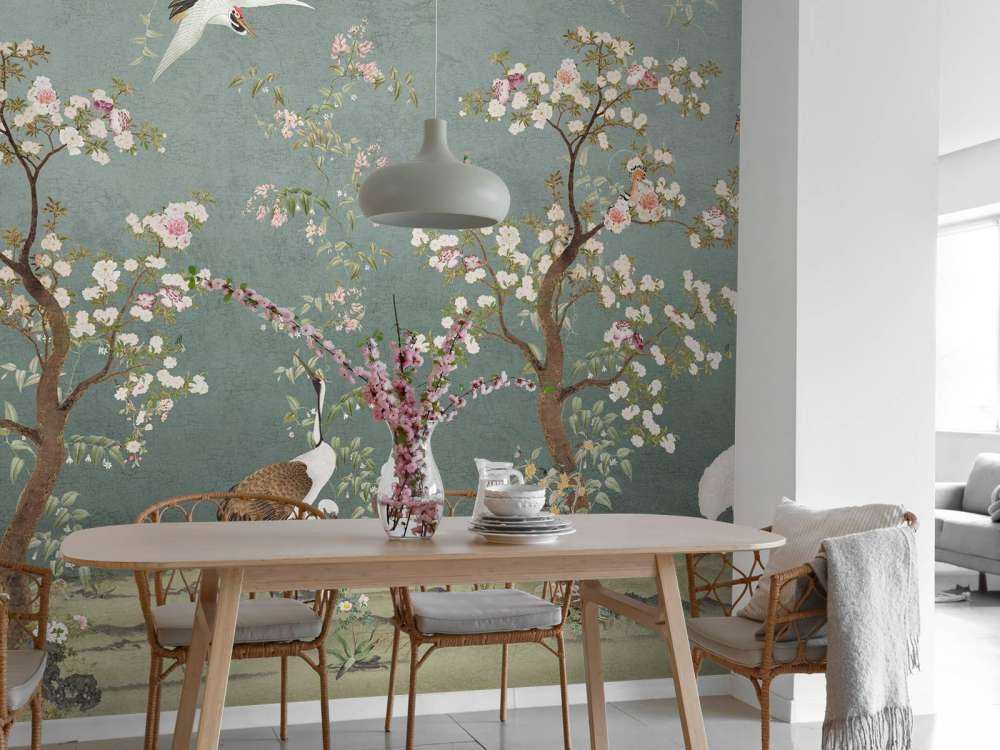 Bloesembomen met kraanvogels in serene tuin