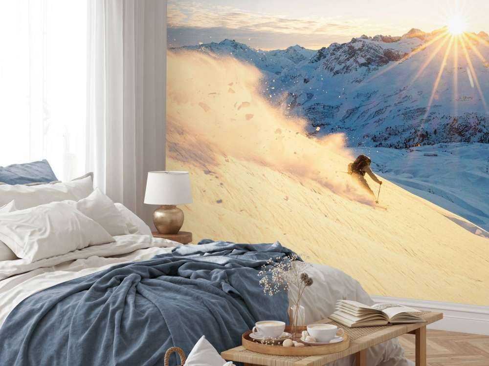 Skier in zonovergoten alpenpanorama