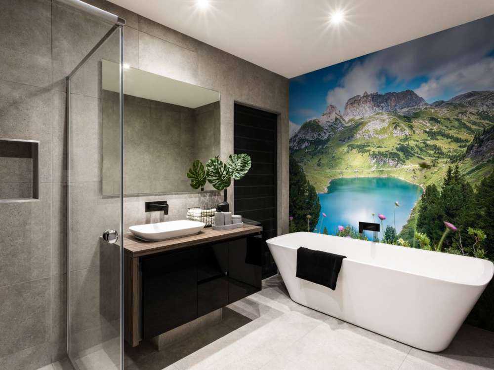 Bergmeer met wilde alpenbloemen