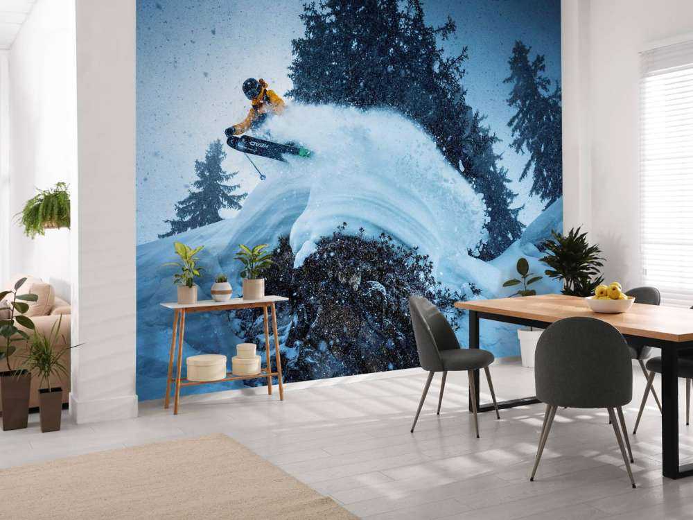 Sprong in sneeuwstorm tussen naaldbomen