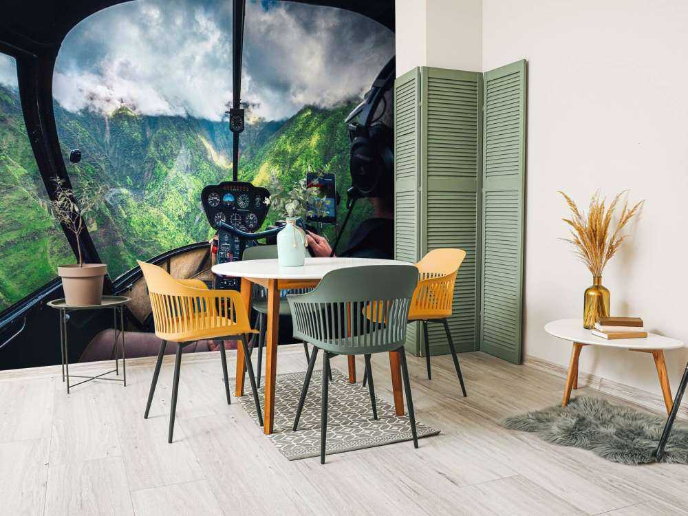 Helikoptervlucht boven tropisch bergdal