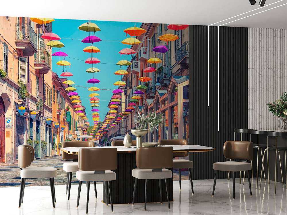 Vrolijke parasols boven zonnige straat