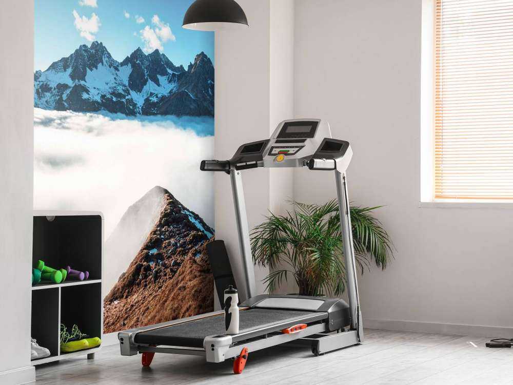 Zonovergoten bergvallei met wolkenzee