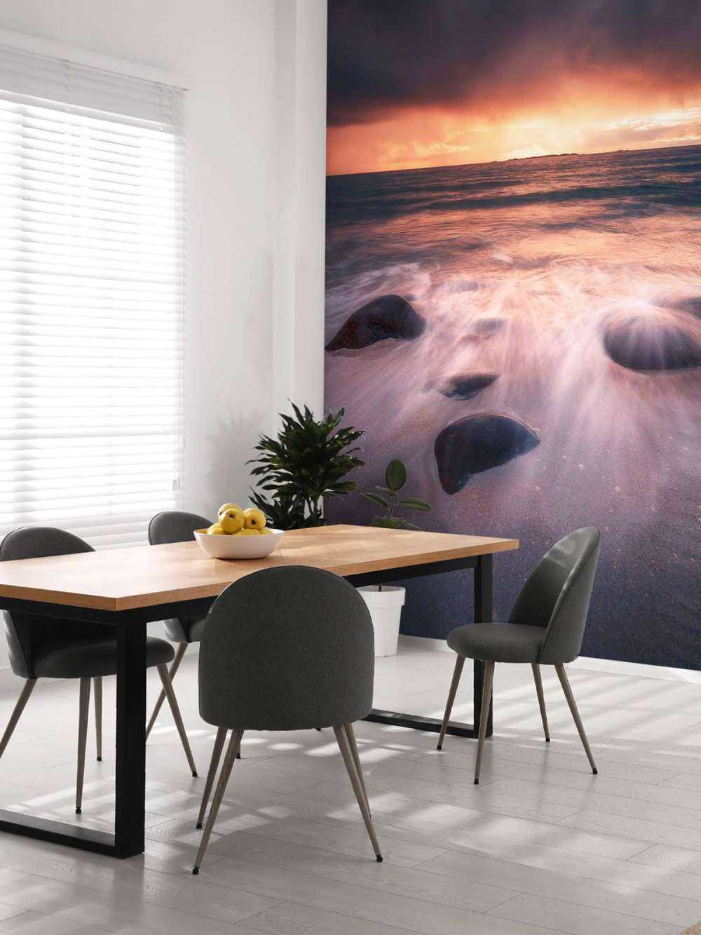 Avondgloed over stenen kustlijn