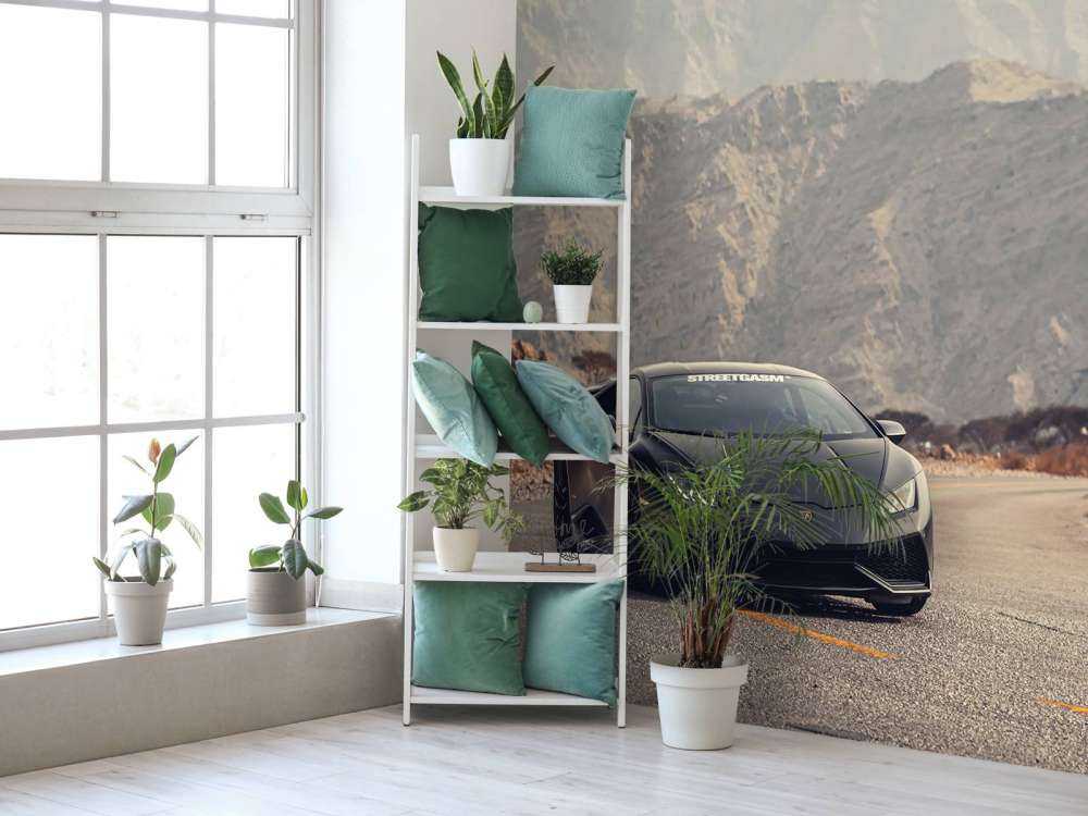 Zwarte supercar in woestijn