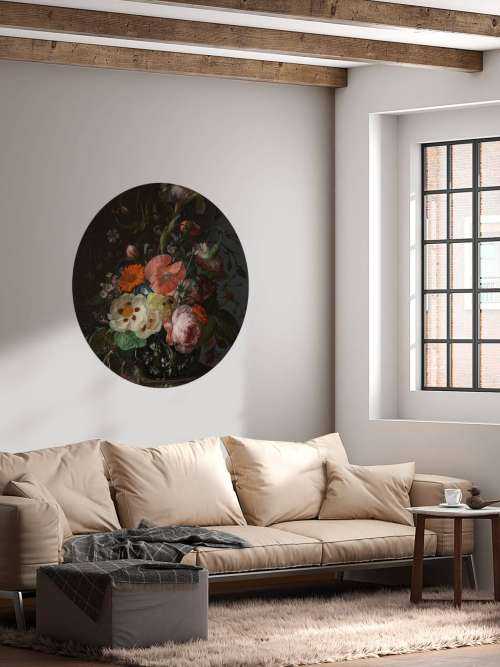 Stilleven met bloemen op een marmeren tafelblad