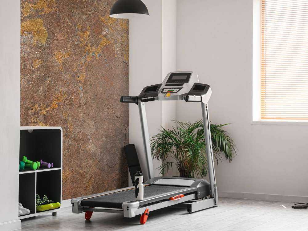 Oude muur met gele stuc