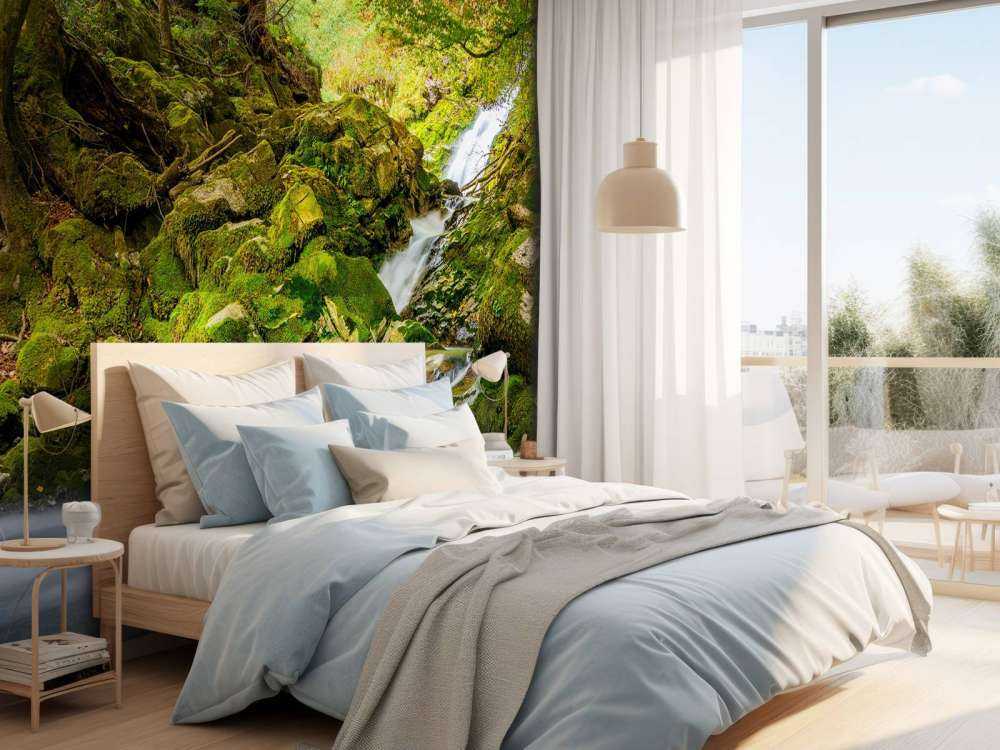 Waterval midden in het bos