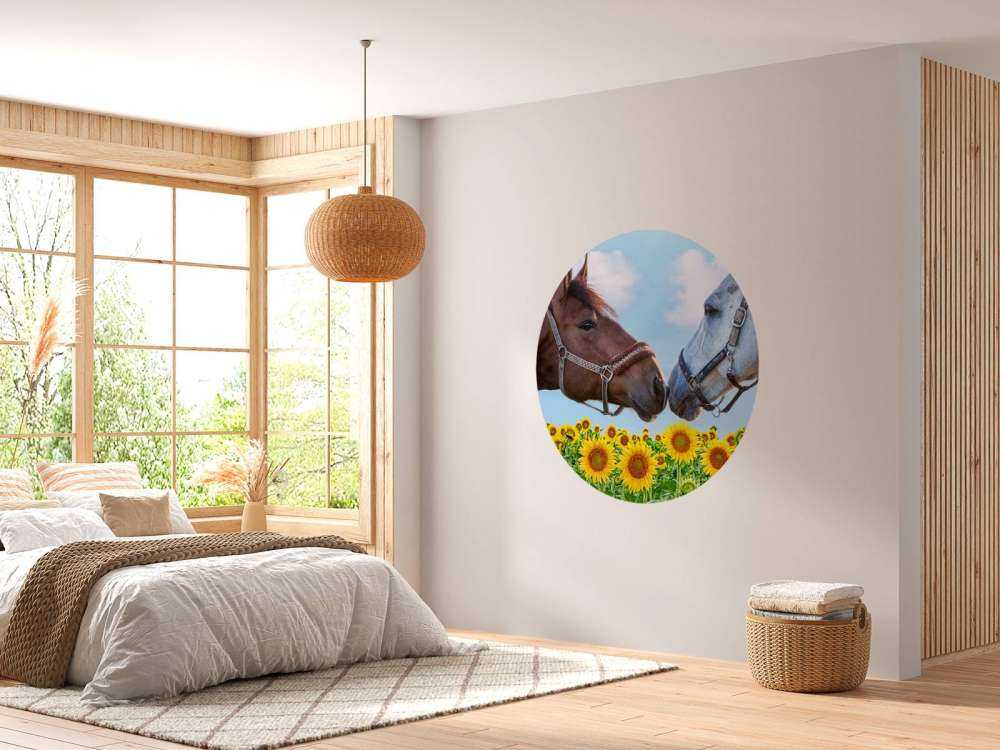 Liefdevolle paarden in een zonnebloemveld