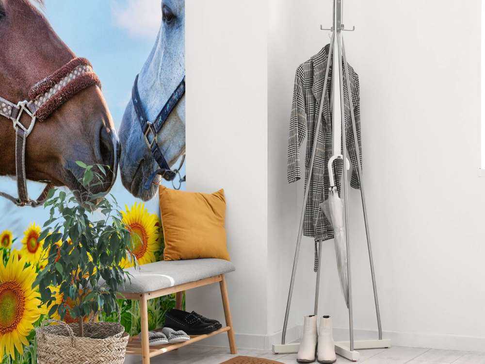 Liefdevolle paarden in een zonnebloemveld